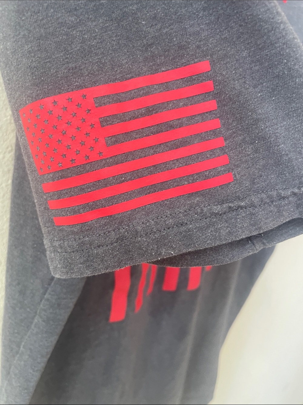 Under Armour Men’s Gray Tee with Red Freedom Graphic - Picture 2 of 4